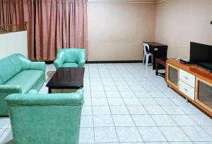 巴科洛德Check Inn Bacolod by RedDoorz的带沙发和电视的客厅