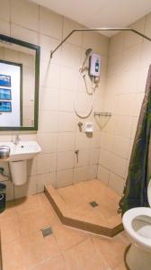 科隆Coron Ecolodge的带淋浴和盥洗盆的浴室