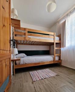 布伦托尼科Casa Polsa "1964"的房屋内设有一间带两张双层床的卧室