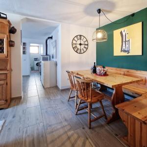 布伦托尼科Casa Polsa "1964"的厨房以及带木桌和椅子的用餐室。