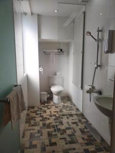 永和浮逸饭店的一间带卫生间和水槽的浴室