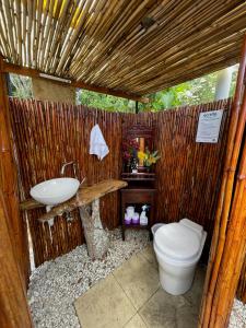 Bilambil HeightsKokoon Retreats - Northern Rivers NSW的一间带水槽和卫生间的浴室