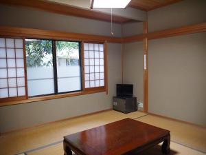 高野山宿坊　光明院的客厅设有咖啡桌和窗户。