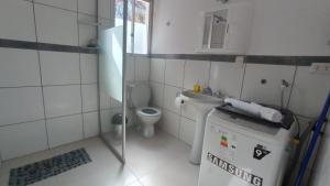塔里哈Apartamento Privado SOL的一间带卫生间和水槽的小浴室
