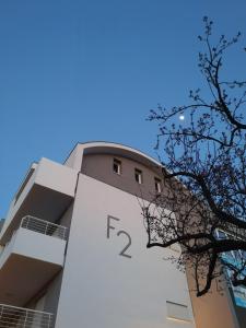 利多迪耶索罗Jesolo Appartamenti F2 - Light Blue的建筑上标有标志
