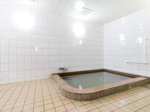 高野山宿坊　光明院的白色瓷砖客房内的浴缸