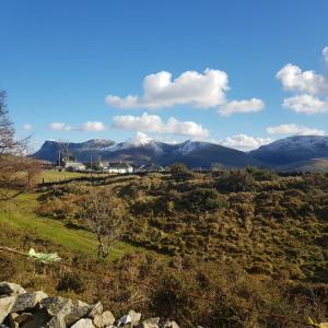 卡纳芬Mountain View的享有山脉背景的田野景色