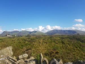 卡纳芬Mountain View的享有山脉背景的田野景色