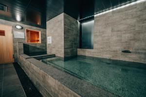 平冢市3s HOTEL HIRATSUKA的大楼内带水池的浴室