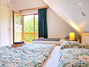 托波尔希卡Apartment DREN near terme Topolšica的一间卧室设有两张床和窗户。