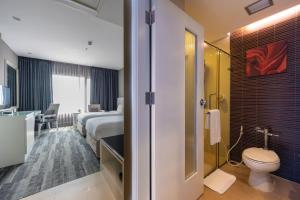 暖武里府Grand Richmond Stylish Convention Hotel的酒店客房设有卫生间和浴室。