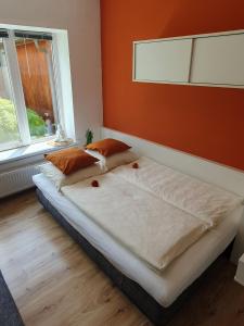 德布里阿赫Ferienbungalow Juri am Millstätter See的橙色墙壁的客房内的两张床