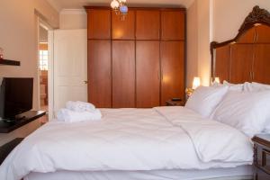 UlucakSpacious Detached House with Garden in Izmir的卧室配有一张白色大床和木制床头板