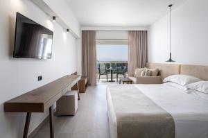 Ágios Fokás米开朗基罗度假及Spa酒店的酒店客房,配有床和电视