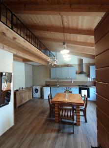 格罗日年ISKRA的厨房以及带木桌和椅子的用餐室。