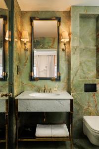 新加坡克莱尔蒙特酒店的一间带水槽、镜子和卫生间的浴室