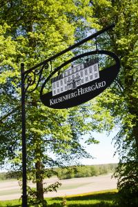 Krusenberg库瑞博歌酒店的挂在公园里杆上的街道标志