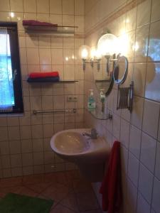 普雷罗Ferienapartment Kleist的浴室设有水槽和墙上的镜子