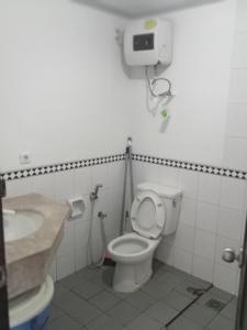 卡里塔CONDOMINIUM LIPPO PANTAI CARITA的一间带卫生间和水槽的浴室