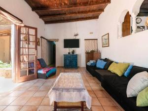 AtogoSpectacular holiday home in Santa Cruz de Tenerife with private pool的客厅配有沙发和桌子
