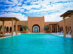 里瓦Bab Al Nojoum Bateen Liwa的一座建筑物中央的游泳池