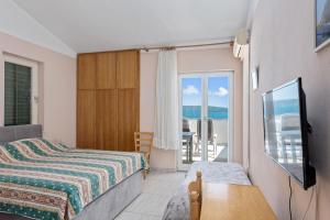 多布罗波尔贾纳Aparthotel Vila Danica的一间卧室配有一张床,享有海景