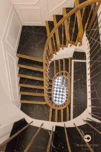 比利亚霍约萨Castelar Palace & SPA by Seaward Suites的黑色大理石房子中的螺旋楼梯