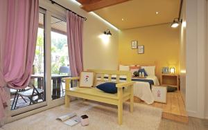 庆州庆州提阿莫度假屋的儿童卧室配有一张床和一个阳台