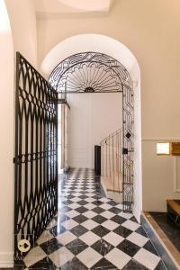 比利亚霍约萨Castelar Palace & SPA by Seaward Suites的走廊上设有黑白格子地板