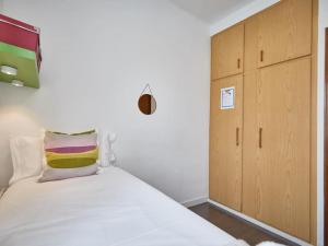 巴塞罗那Bed&BCN Arquimedes Barcelona的一间带床和橱柜的小卧室