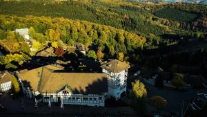 温特贝格Dorint Resort Winterberg的森林中央建筑物的空中景观