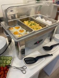 维特利希温特赫尔酒店的自助餐,包括鸡蛋和其他食物在柜台上