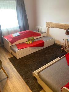 艾森巴哈Schwarzwaldblick的一间卧室设有两张单人床和一个窗户。