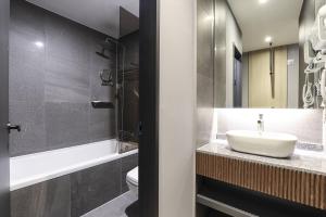 原州市Wonju Brown Dot Hotel Corporate Business的一间带水槽和卫生间的浴室