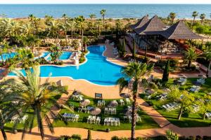 伊斯兰蒂拉安提亚港大酒店的享有带游泳池的度假村的空中景致