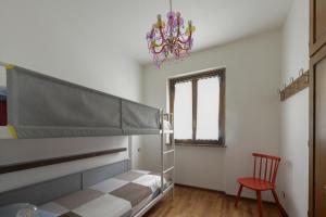 Sueglioil larice d' oro的一间卧室配有一张双层床和吊灯。