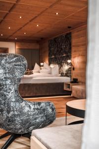 雷特温克尔昂特维特酒店的客厅配有床和椅子