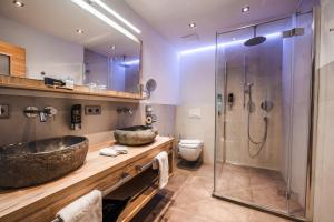 雷特温克尔昂特维特酒店的一间带大水槽和淋浴的浴室