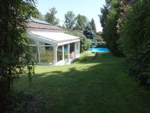 基姆湖畔普林Gästehaus Ehrlich的一个带凉亭和游泳池的花园