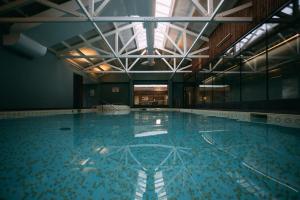 TarlandDouneside House的大楼内的一个蓝色海水游泳池