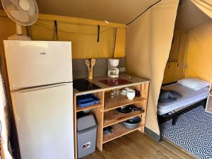 ArtigatLES EYCHECADOUS的帐篷内带冰箱的小厨房