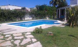 托里德欧索villa Annarè的一座房子旁的院子内的游泳池