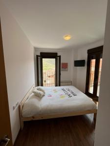卡马雷纳德拉谢拉Javalambre Mountain Superski的一间带床的卧室,位于带窗户的房间内