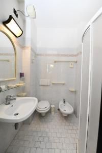 里米尼Hotel Criniera D'oro的白色的浴室设有水槽和卫生间。