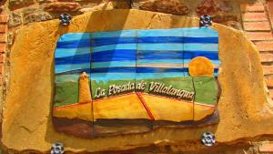 VillalanguaHotel La Posada de Villalangua的墙上挂着小船照片的蛋糕