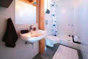 奥米什Villa Brigita的白色的浴室设有水槽和卫生间。