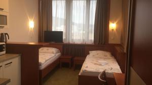 瓦赫河畔比斯特里察博特酒店的酒店客房设有两张床和窗户。