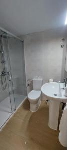 贝尼卡西姆Casa adosada Gran Avenida con billar的浴室配有卫生间、淋浴和盥洗盆。