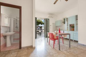 新福卡Dima Apartments by BarbarHouse的厨房以及带桌椅的用餐室。