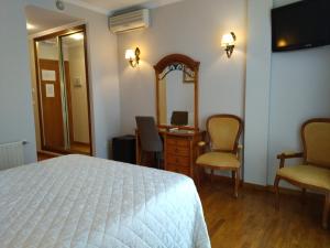 维拉加尔西亚·德·阿劳萨普拉亚孔波斯特拉酒店的一间卧室配有一张床、一张书桌和一面镜子